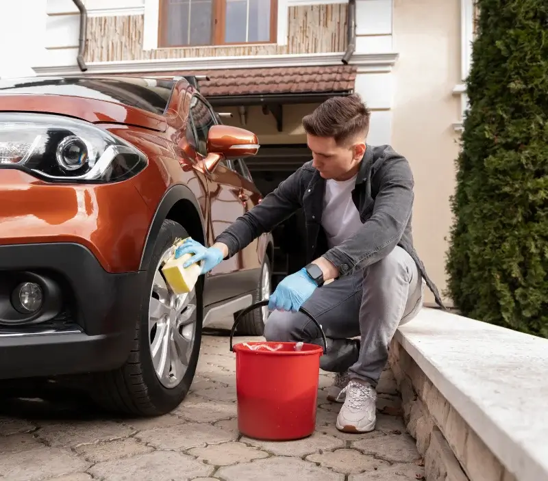 Lavage auto à domicile Quesnoy-le-Montant : professionnel intervenant sur un véhicule